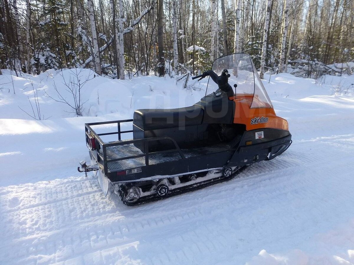 Площадка и сиденье добротные. Распределение веса явно лучше чем у Барана. Источник фото - https://moto.drom.ru/khabarovsk/snow/snegohod-32484679.html