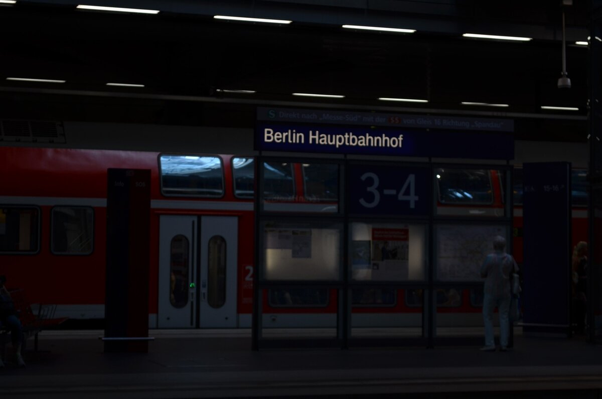Полумрак нижних платформ Центрального берлинского вокзала. 