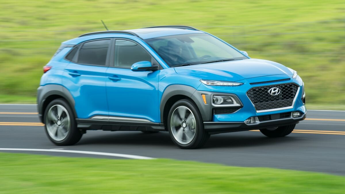 Hyundai Kona 2021 года продолжает привлекать своим смелым видом.