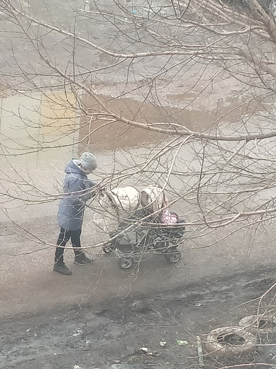Случайно сфотографировала. Сидит малыш 1.5 лет и 4. Такой бы маме не помешало пособие. Но нужно доказать, что оно ей действительно положено.