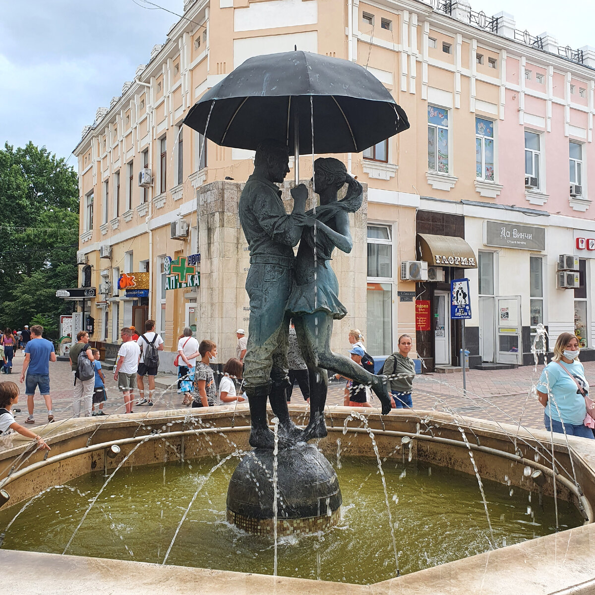 Феодосия. Фонтан "Пара под зонтом"