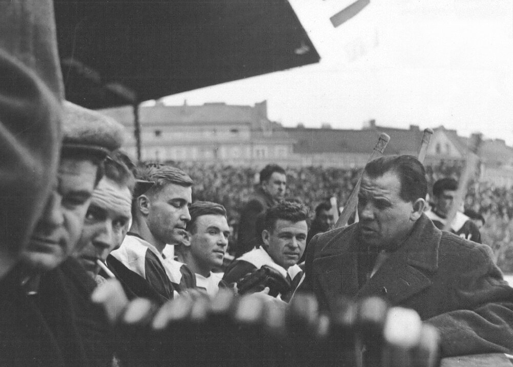 Владимир Егоров с игроками сборной СССР на чемпионате мира по хоккею 1959 года в Праге