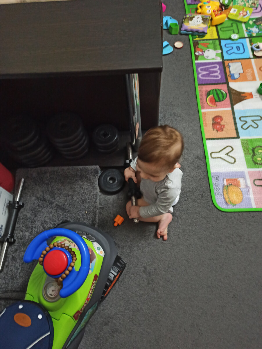 В ожидании папы разминается