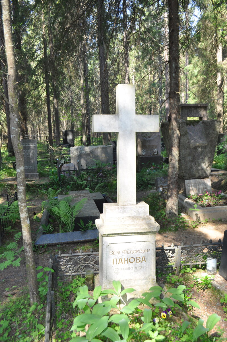 Могила Веры Пановой в Комаровском некрополе