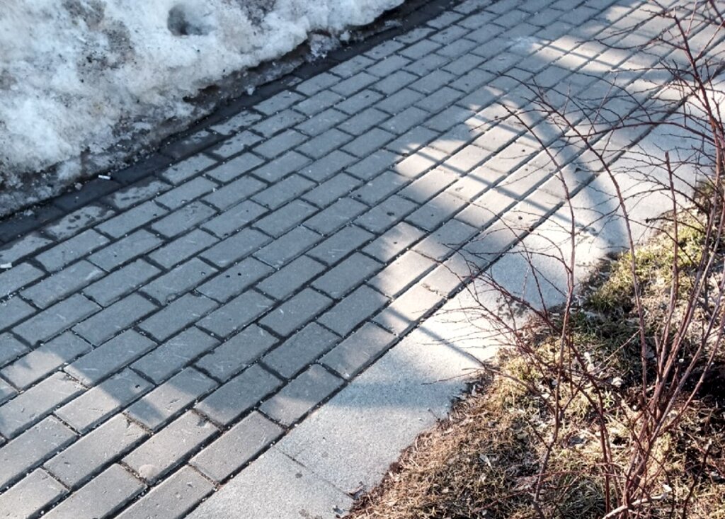 Вечная борьба зимы и весны в начале марта. Фото из личного архива.