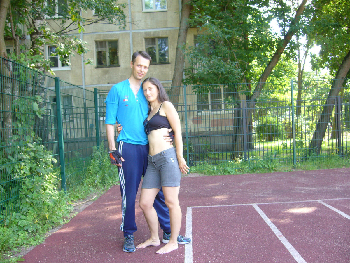 Мы с мужем на беговой дорожке у дома(лето 2017)