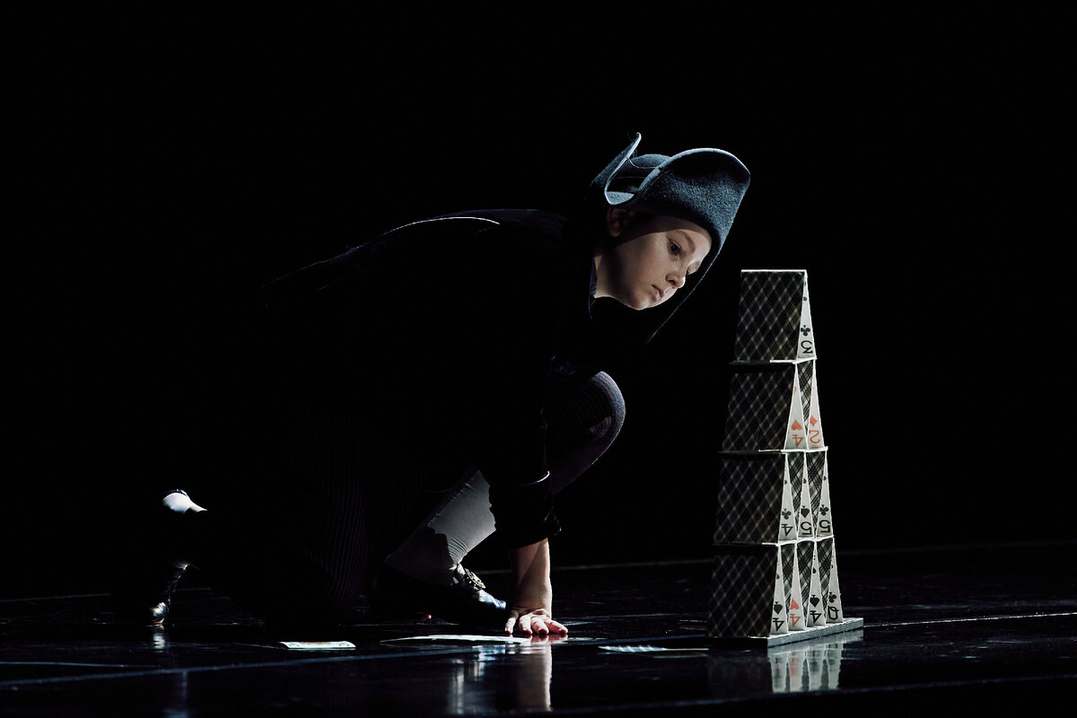 Сцена из спектакля «Пиковая дама» . Фото Михаила Вильчука