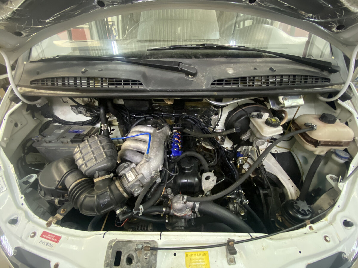 Подкапотное пространство с установленным газобаллонным оборудованием