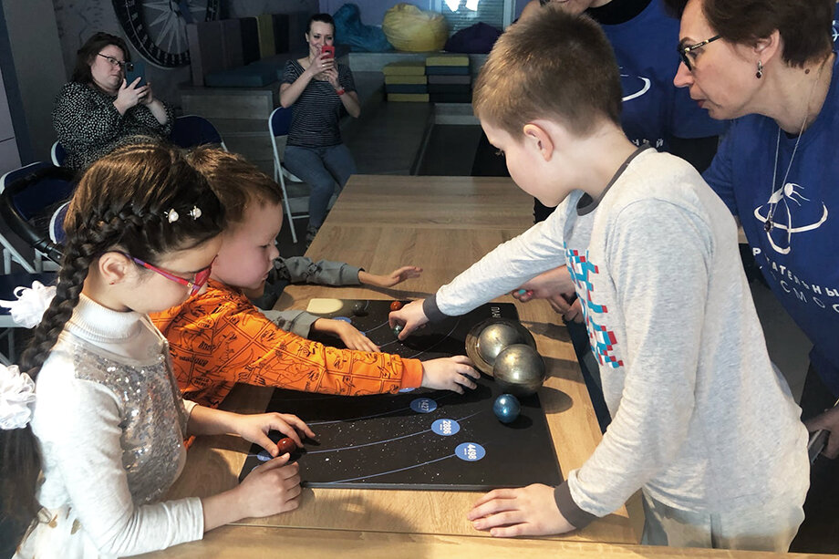 Во время занятий дети познакомились с основами строения нашей Солнечной системы и историей развития отечественной космонавтики. Фото: Федерация космонавтики Санкт-Петербурга