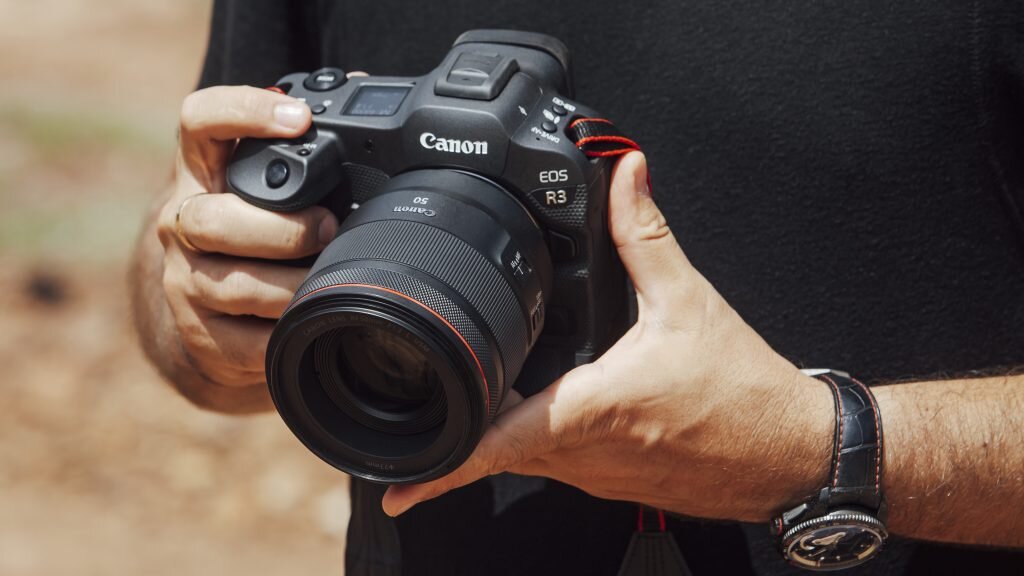 Canon EOS R3 наследует традиции профессиональных спортивных камер — мощный вертикальный хват с дополнительным батарейным блоком делает её похожей на профи-зеркалку. Фотография: newsbeezer.com