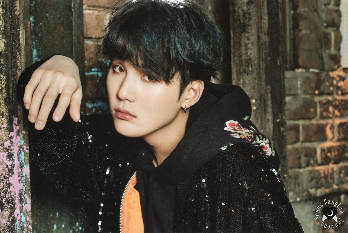 Шуга из BTS когда-то подвергся нападению фанатки, к счастью, все обошлось. Фото взято из интернета.