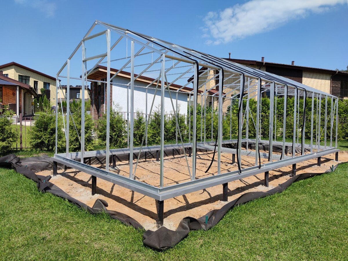 Теплица на винтовых сваях