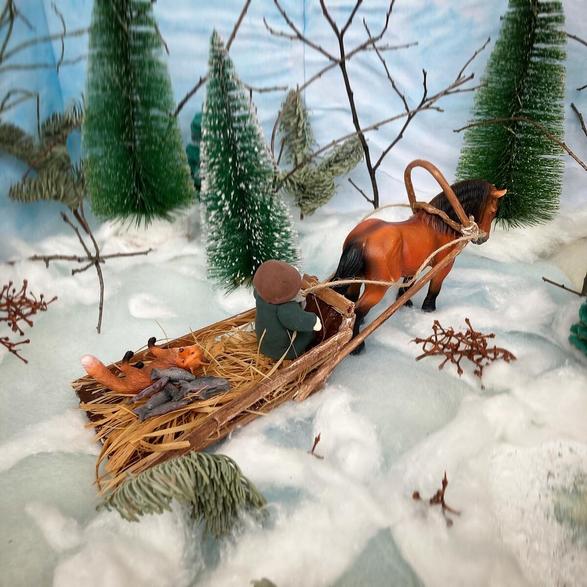 Наловил рыбы и везет домой целый воз. Вот едет он и видит: лисичка свернулась калачиком и лежит на дороге. Дед слез с воза, подошел к лисичке, а она не ворохнется, лежит себе как мертвая.

— Вот будет подарок жене, — сказал дед, взял лисичку и положил на воз, а сам пошел впереди.