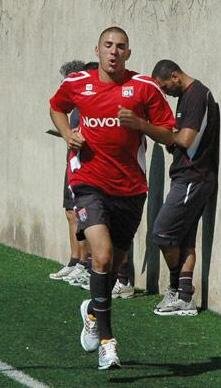 Бензема в составе "Лиона". Источник: Яндекс.Картинки