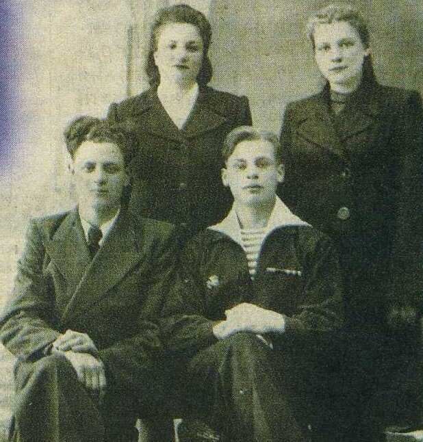 Константин Никитин (в первом ряду справа)