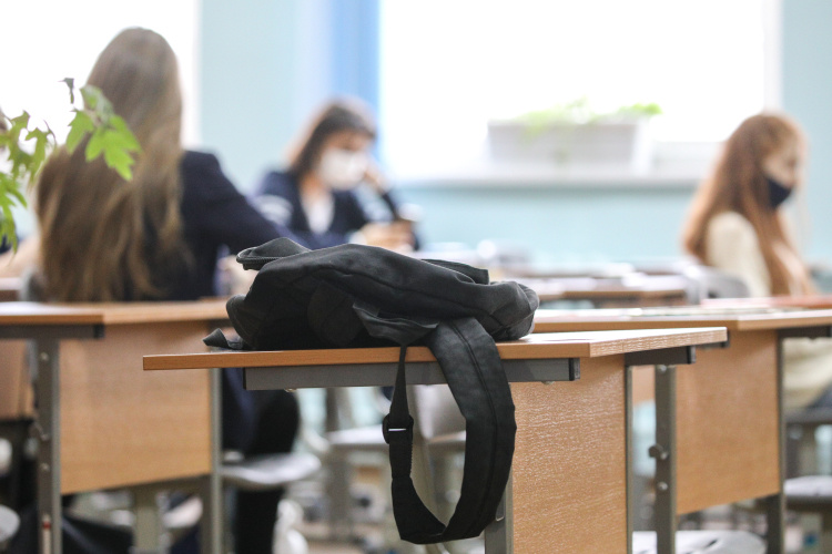 За одно занятие я беру 1 тыс. рублей в час, если занятие идет полтора часа — то 900 рублей в час. Это чуть ниже рынка. Я уже три-четыре года держу одну цену, но, думаю, стану поднимать — зависит от того, как дальше будет ситуация. Фото: «БИЗНЕС Online»