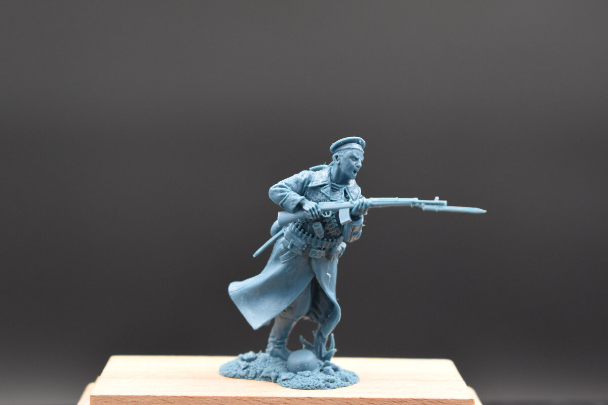 Морской пехотинец из набора "Морская пехота" от Plastic Platoon. Отменное качество и детализация, но мне пришлось прямо таки заморочиться и долго держать винтовку этой фигурке на опоре, чтобы она смотрела прямо. Все время норовила загнуться.