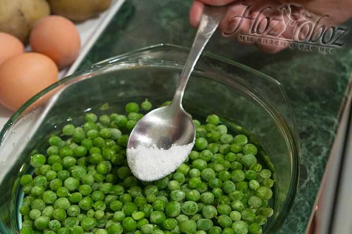 Замороженный горошек помещаем в стеклянную кастрюлю с подсоленной водой
