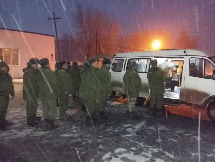     Разгрузка "Газели" с гуманитарной помощью от школьников. Фото: Лицей № 12.