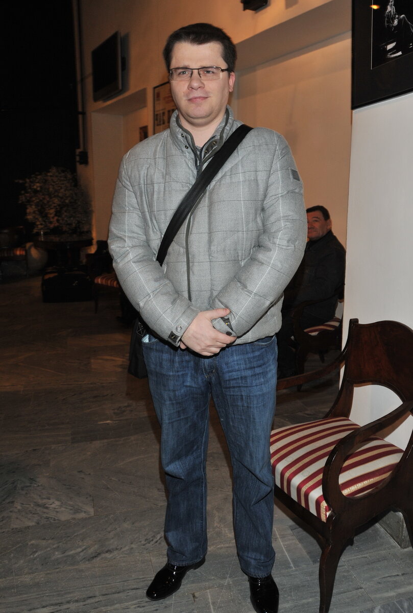 харламов в шоу маска. телеведущий камеди клаб. оксана роман камеди клаб. гарик харламов даун. харламов ушел из камеди 2023.