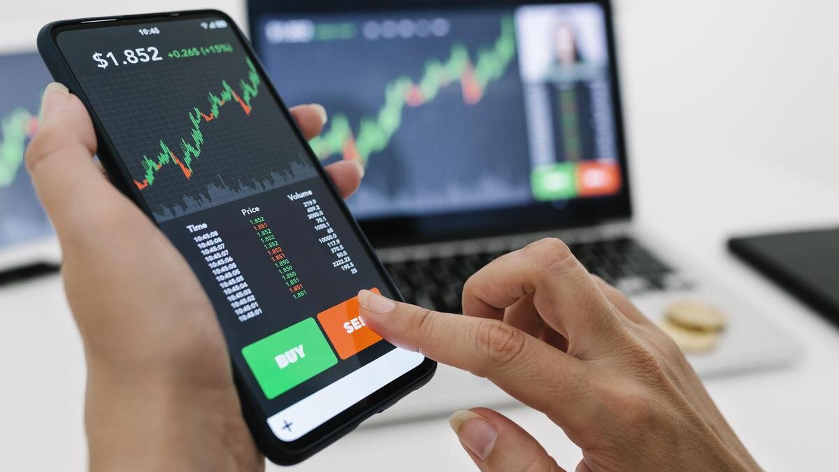    Девушка держит в руке смартфон:Xavier Lorenzo / Getty Images