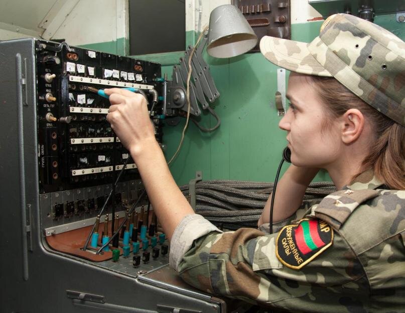 Женщина-военная связистка-человек ответственный и обязательный.
В ее руках находятся ниточки приказов и донесений....