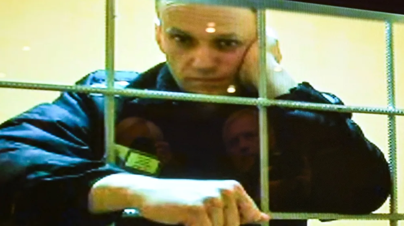Алексей Навальный на экране в зале заседаний Московского городского суда 24 мая 2022 года © Александр Неменов/AFP/Getty Images