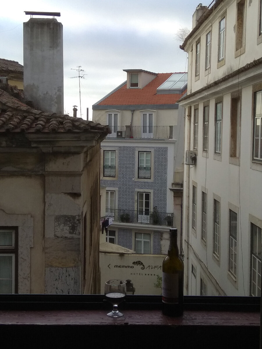 Вид из окна моего пристанища в Лиссабоне