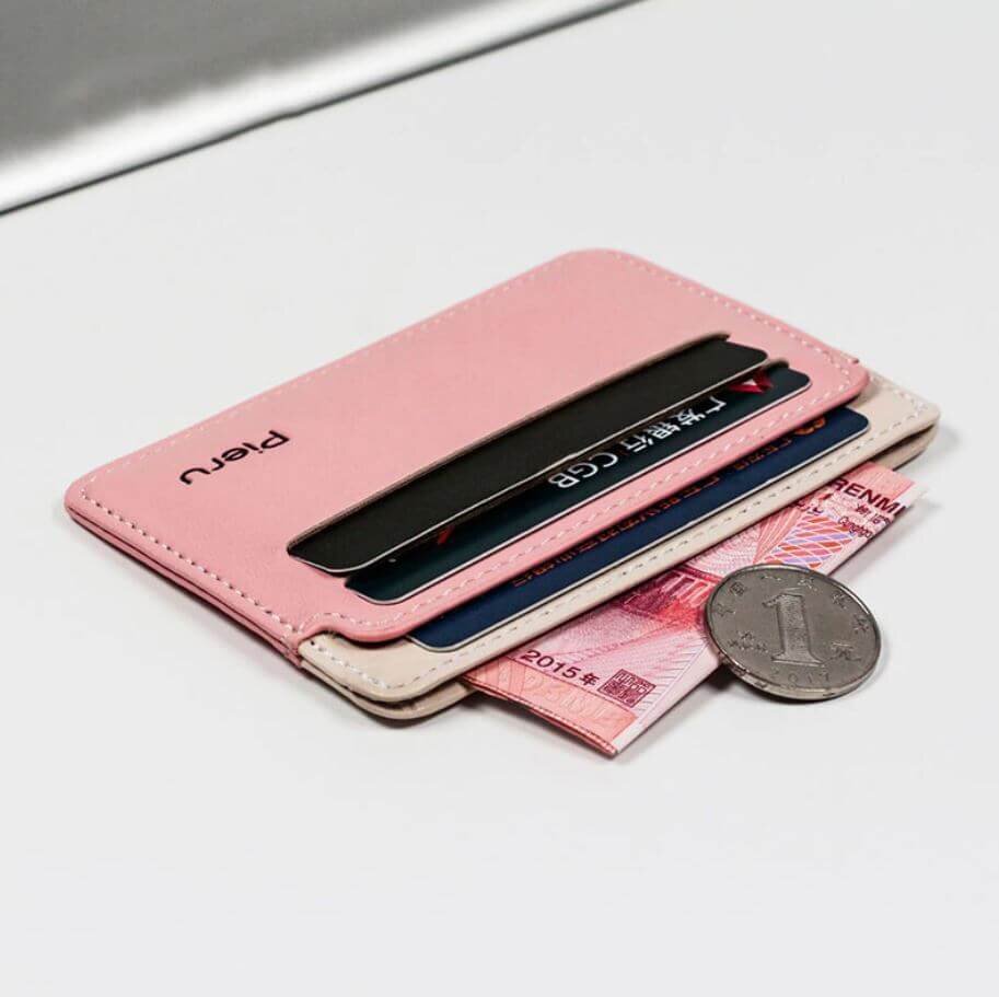    Картхолдер не особо долговечный. При активном использовании хватит максимум на полгода