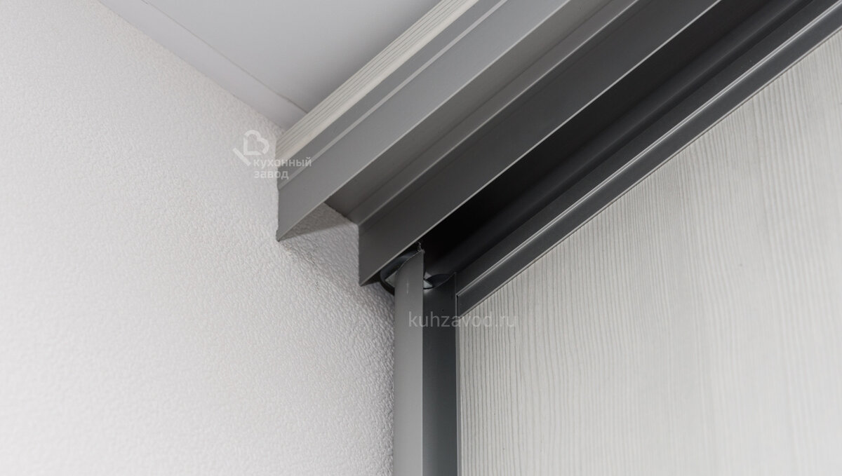 На фото: Светло-серый профиль и фактура беленого дуба отлично гармонируют с отделкой стен.