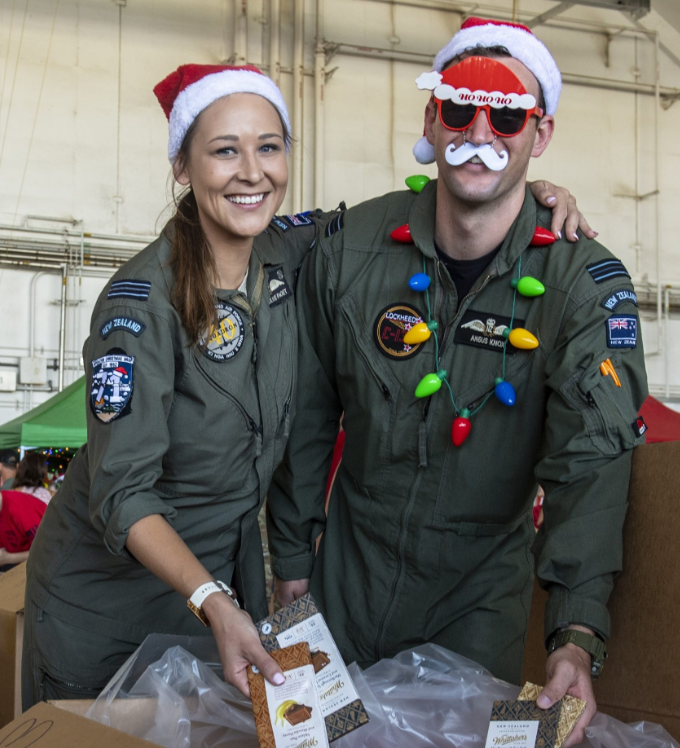 Пилоты Michal-Louise Paget и Angus Knox собирают рождественские наборы. Фото: ВВС Новой Зеландии