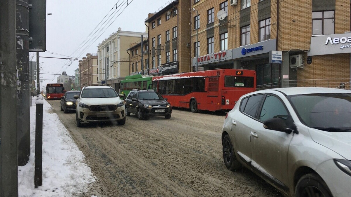     Казань вечером в понедельник, 12 декабря, встала в 9-балльных пробках. Об этом говорится в данных сервиса «Яндекс.Карты».