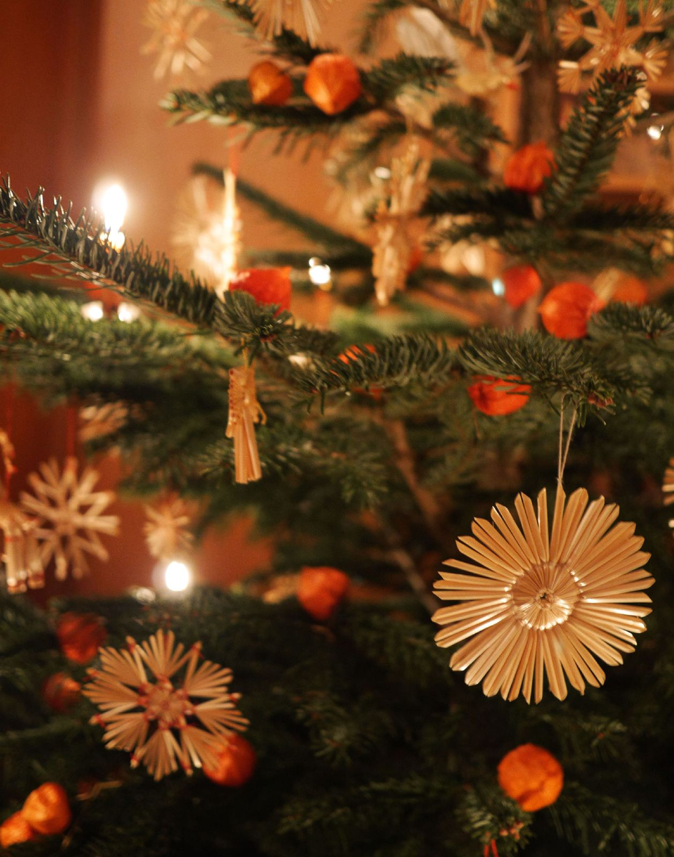 Традиционные украшения на немецкой вайнахтсбаум