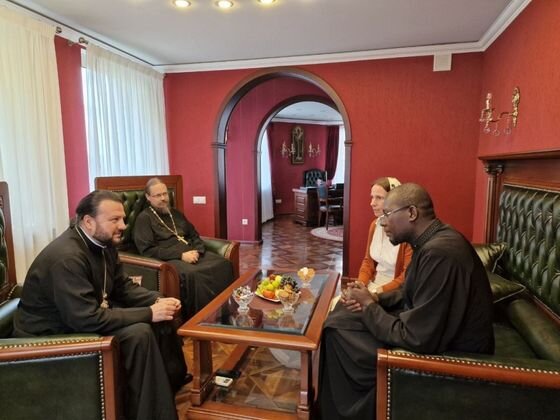    Митрополит Клинский Леонид с Сергием Воемава- первым слушателем курсов будущих священнослужителей Африканского экзархата. mospat.ru