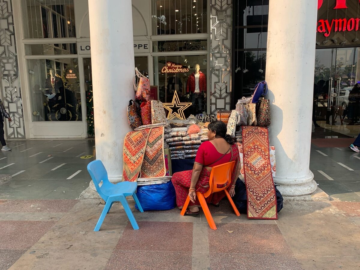 Женщина, торгующая сумками и мелочовкой на площади Раджив Чоук Из личного архива