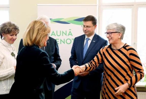    Евродепутат от Латвии Сандра Калниете предстала в наряде с русской росписью