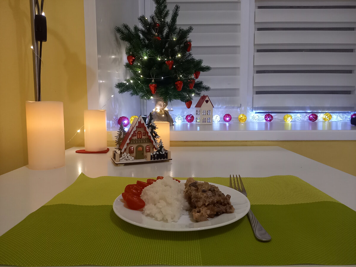 Этот рецептик я придумала сама.
Сначала мне рассказали про рецепт- просто индейка с луком в сметане.
Мне показалось это блюдо слишком простым и увидев на прилавке приправу  фирмы КOTANYI "Томаты, чеснок и базилик"  в моей голове "родился" этот рецепт. Сейчас этой приправы нет, ее заменили на просто "Чеснок и Томаты", я просто покупаю  отдельно Базилик и все получается прекрасно.
Моя дочка до сих пор когда ест, говорит" мама, это что то невероятное!"
Советую резать грибы и индейку помельче, вкус более насыщенный. Так же я часто покупаю не просто шампиньоны, а именно Королевские, они чуть подороже.
Я напишу пропорции, но они не очень тут важны в граммах, можно сделать грибов меньше, или наоборот. 
1. Обжариваю мелко нарезанный лук  до прозрачности+ и чтобы все же немного подрумянился)(средний огонь, без крышки.
2. Добавляю к нему мелко нарезанные шампиньоны (пробовала грибы лесные, тоже вкусно, но не так )перемешиваю и жду пока выпарится вся жидкость из грибов+ они немного поджарятся (средний огонь, без крышки.
3. На отдельной второй сковороде обжариваю на масле индейку, чтобы немного подрумянилась. (средний огонь, минут 4-5.
4.Потом соединяю индейку и грибы с луком, перемешиваю и начинаю солить и добавлять приправу, примерно приправы 1-2 сл ложки +соль по вкусу.
4.Добавляю 3 ст. ложки сметаны, размешиваю, накрываю крышкой и 1 минутку жду, чтобы соус протушился.
5. все готово.Приятного аппетита.
