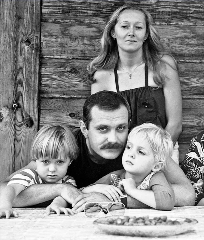 Никита Сергеевич с женой и детьми, конец 70-х. 