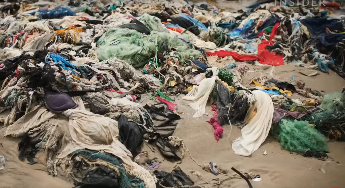 Десятилетиями эти вещи будут медленно разлагаться на побережье Атлантического океана. Кадр из фильма "Как вся поношенная одежда мира поступает на рынок Кантаманто в Гане" 