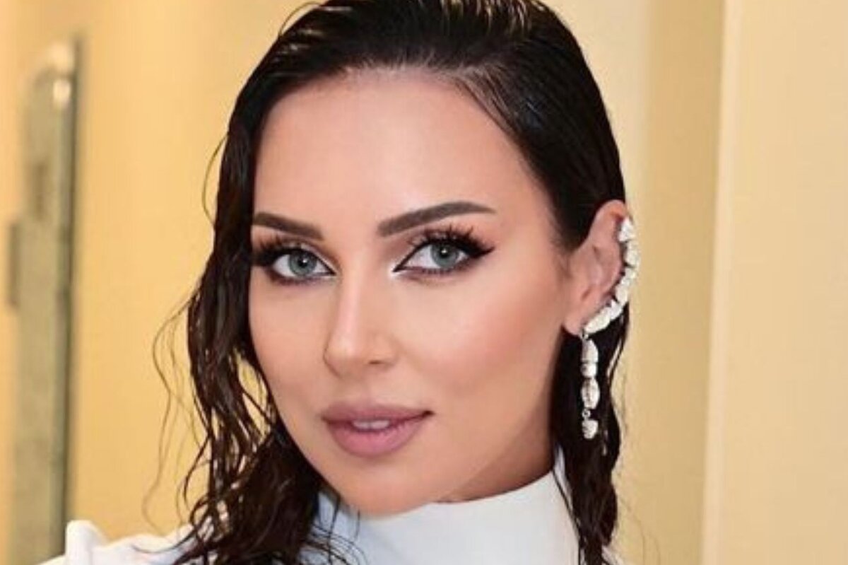     «Неприлично красивая. За 20 лет не изменилась»: Алсу появилась на премьере «СамоИронии судьбы»