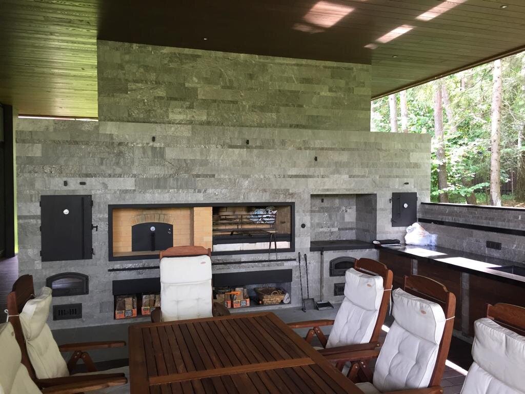 Барбекю зона у бани под навесом