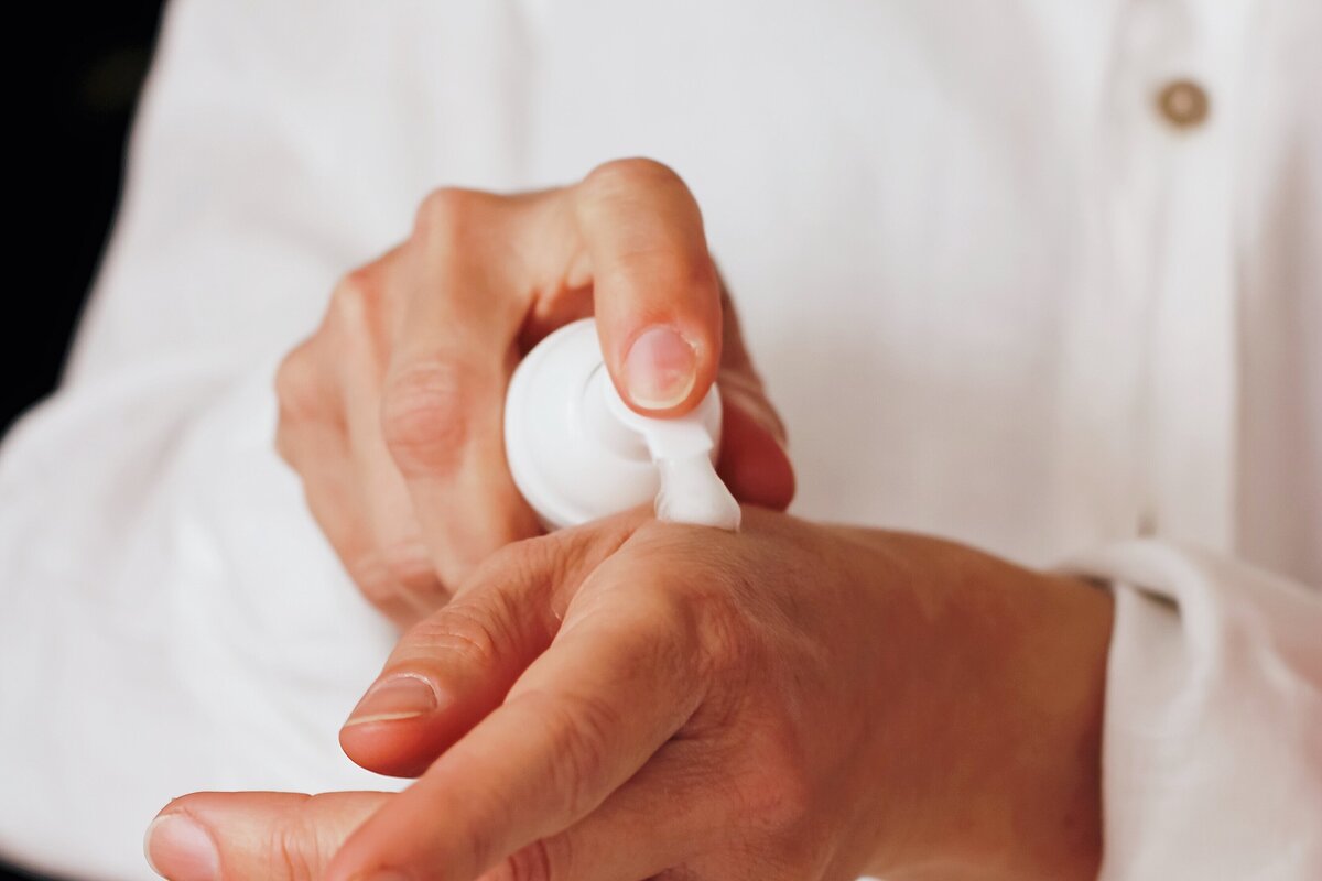     Останавливаем время: как ухаживать за руками, чтобы предотвратить их старение