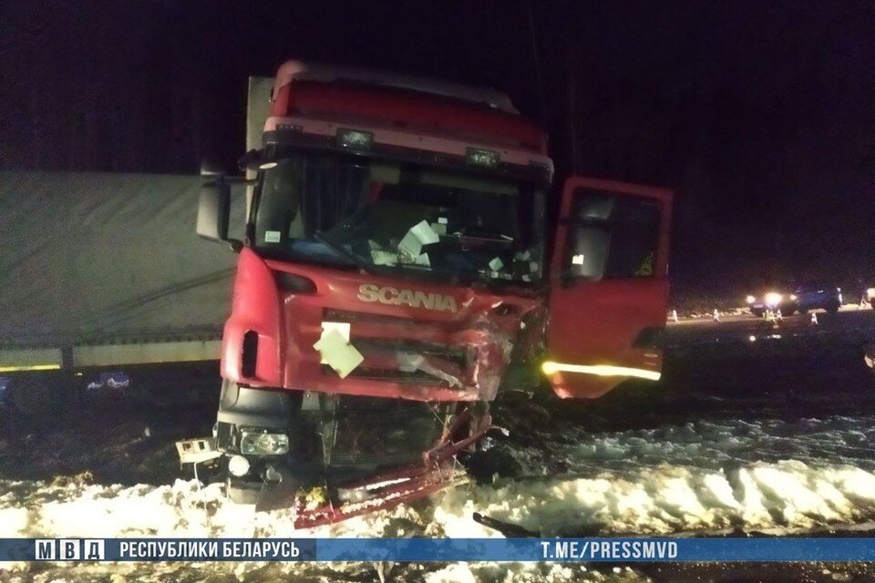     В Воложинском районе автомобиль выехал на встречную полосу и врезался в грузовик. Фото: телеграм-канал МВД Беларуси