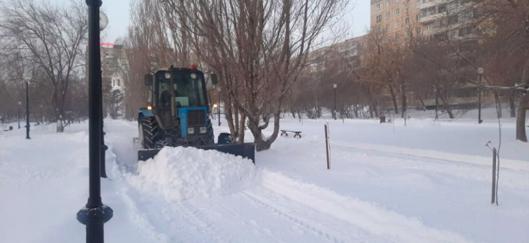   В Оренбурге ночью и днем ведутся снегоуборочные работы Елена Шкатова