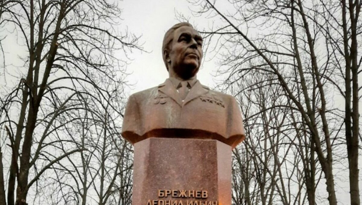     Власти города Каменского Днепропетровской области Украины, родины генерального секретаря ЦК КПСС Леонида Брежнева, отказались от сноса памятника генсеку. Заммэра Александр Чернышев объяснил это отсутствием средств на демонтаж.