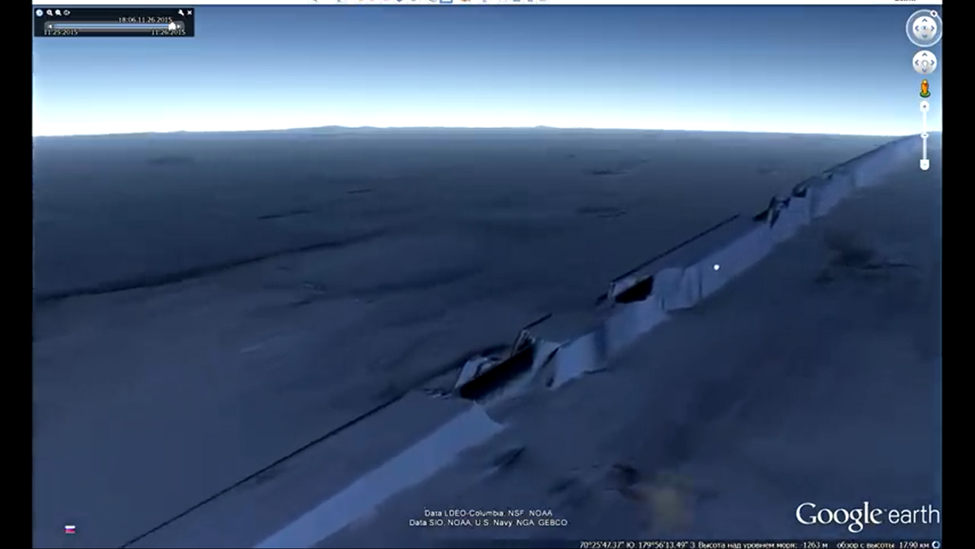 Подводная Стена, тянущаяся от Северного полюса к Южному.