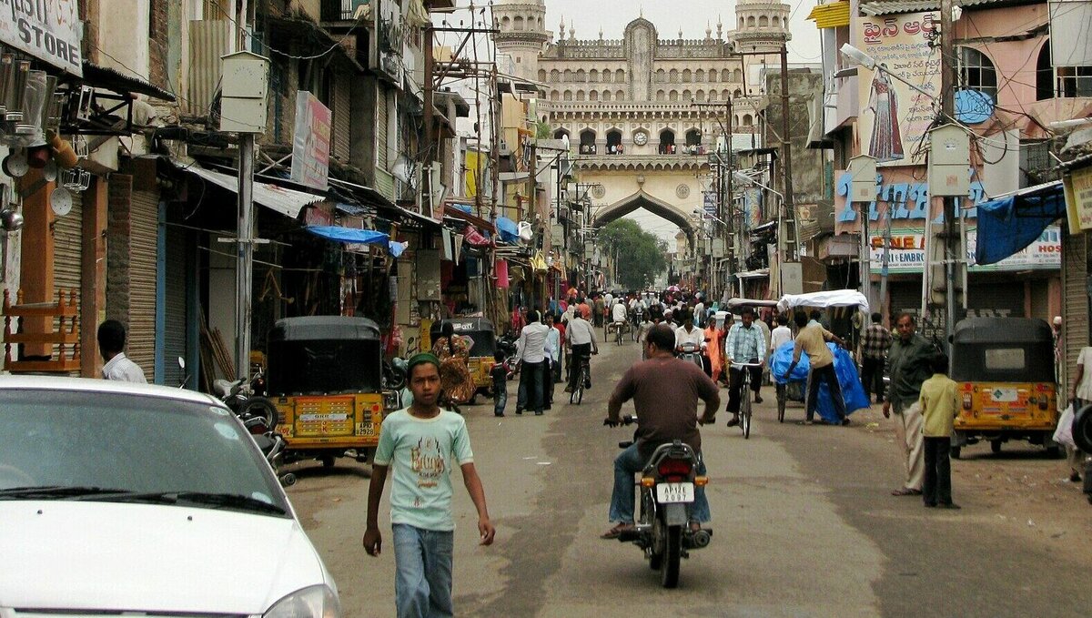     В Махачкале провода спутаны так же, как в Индии, из-за незаконного подключения абонентов, рассказали корреспонденту NewsTracker жители города.