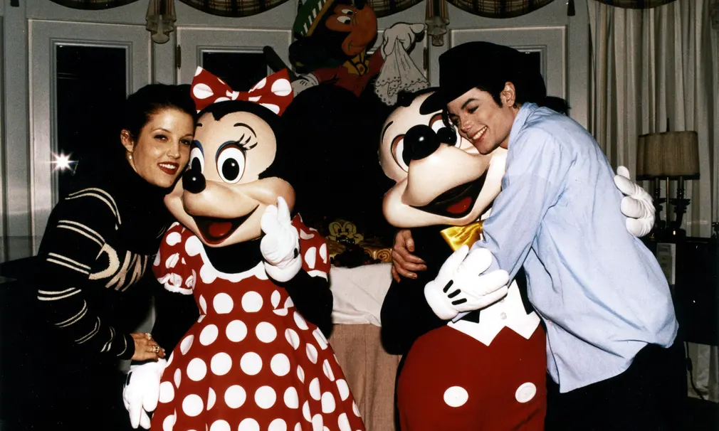 Lisa and mike. Майкл Джексон в Диснейленде. Michael Jackson Disneyland 1994. Michael Jackson 1995 Disneyland. Майкл Джексон обнимает Микки-Маус.