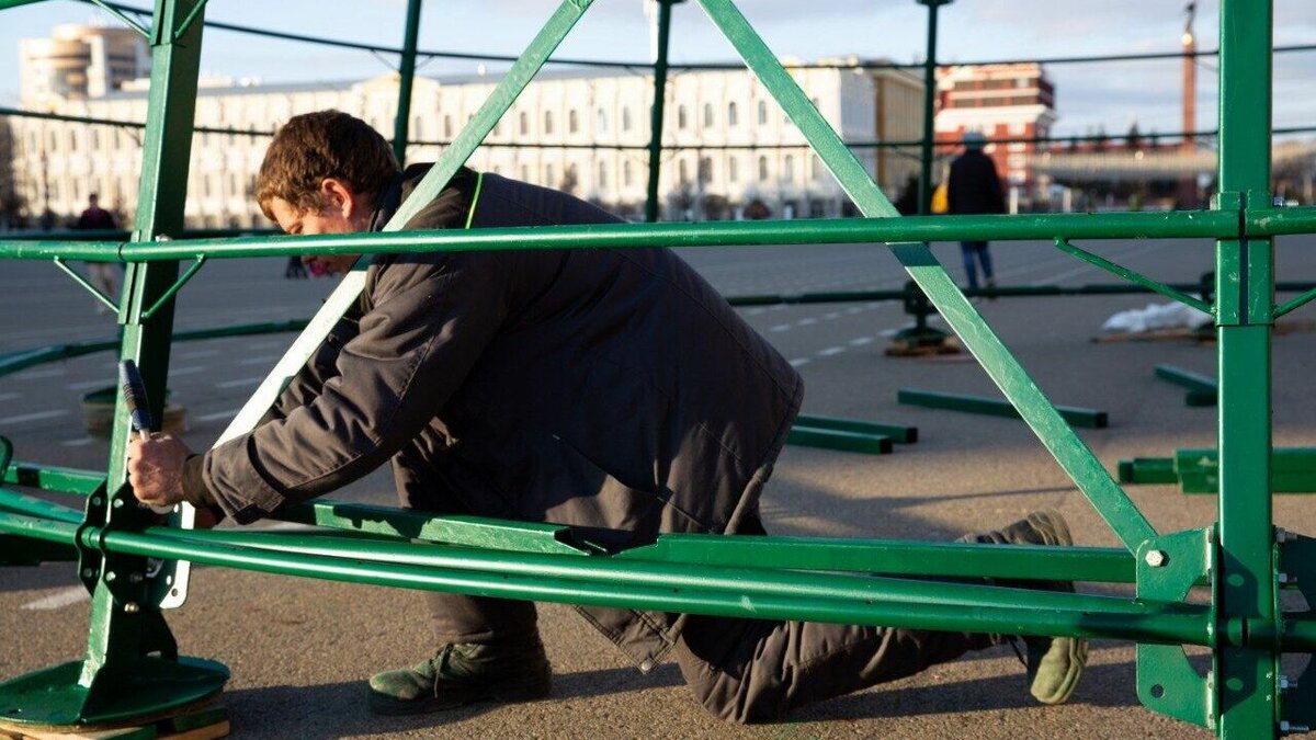     После новогодних праздников в Ставрополе начали разбирать новогодние елки, об этом NewsTracker рассказали в городской мэрии.