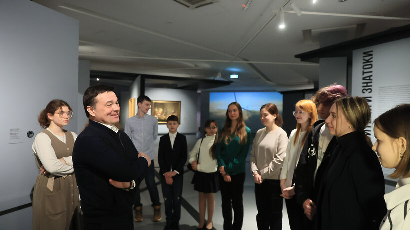    Губернатор Московской области Андрей Воробьев на выставке Рубенса в музее Новый Иерусалим и пообщался со школьниками, чьи близкие сейчас в зоне СВО ©Константин Семенец Пресс-служба Губернатора и Правительства Московской области